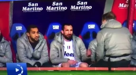 VIDEO – Chiellini si siede in panchina dopo l’infortunio: guardate che gesto fa il difensore!