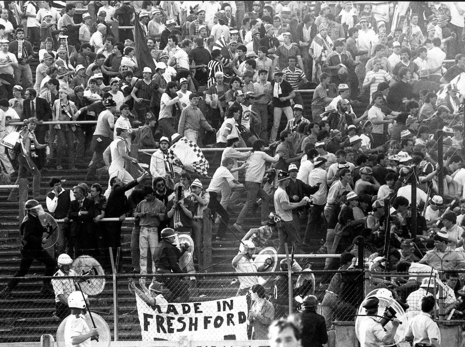 FOTO – Vergogna a Firenze, adesivo contro le vittime dell’Heysel