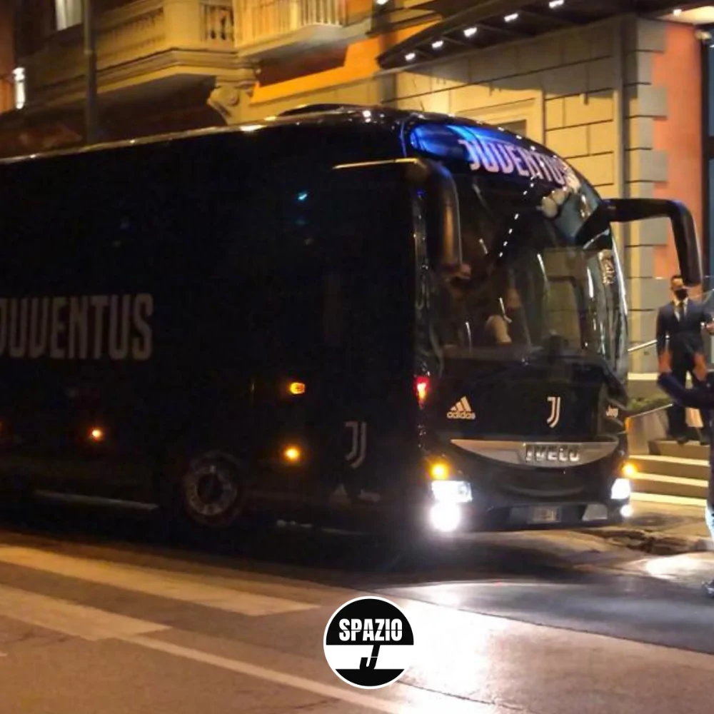 Insulti a Bernardeschi all’arrivo del pullman a Napoli: “Me**a Berna! Vattene!”