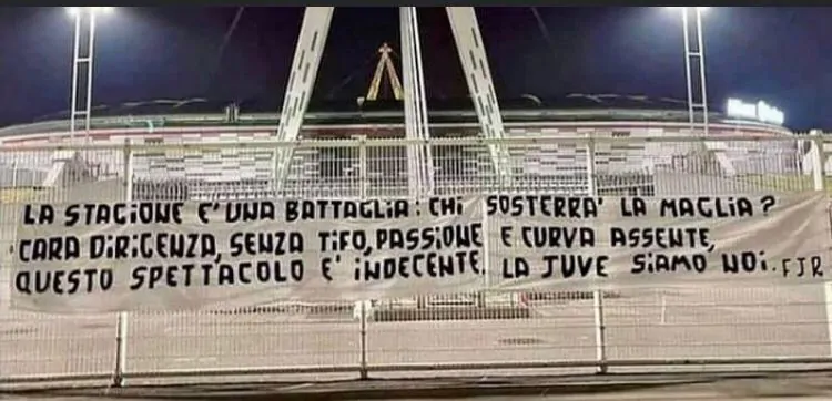 L’ira dei tifosi, striscione con parole pesanti per squadra e società