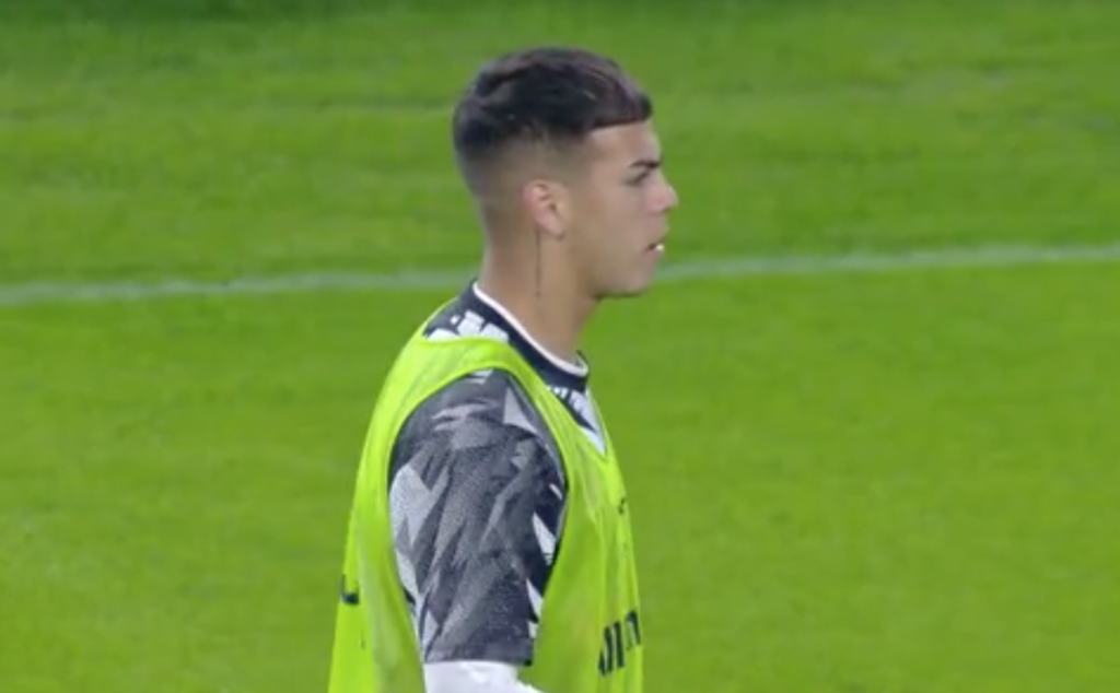 Enzo Barrenechea si scalda prima del suo debutto in Juventus-Torino