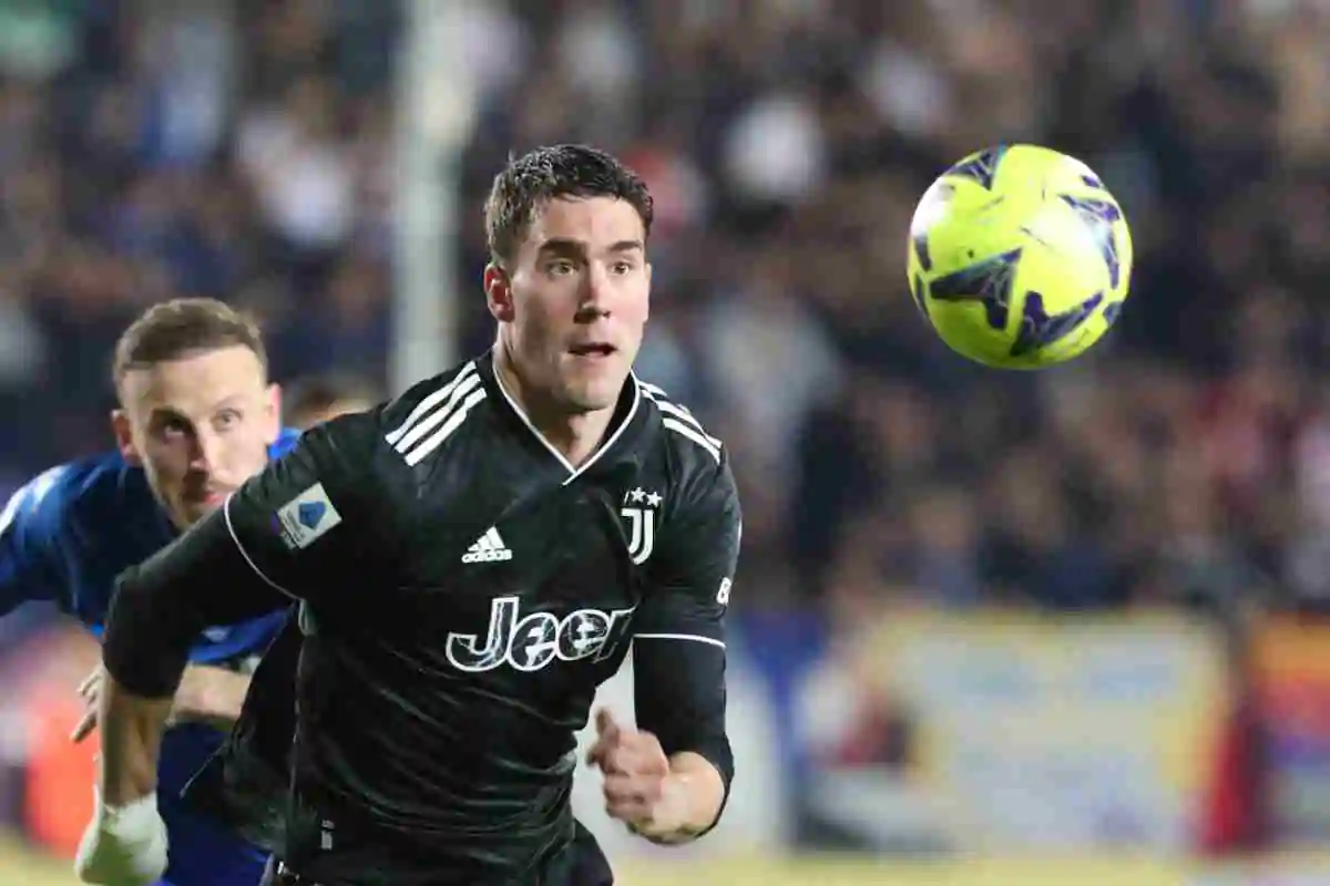 Vlahovic in azione con la Juve