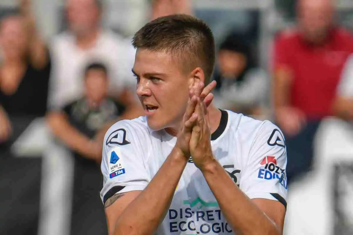 Tre big di A sul talento dello Spezia Emil Holm: c'è anche la Juventus