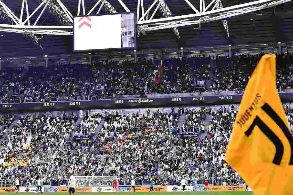 Tifosi della Juventus allo stadio, dove faranno ritorno per il J-Day