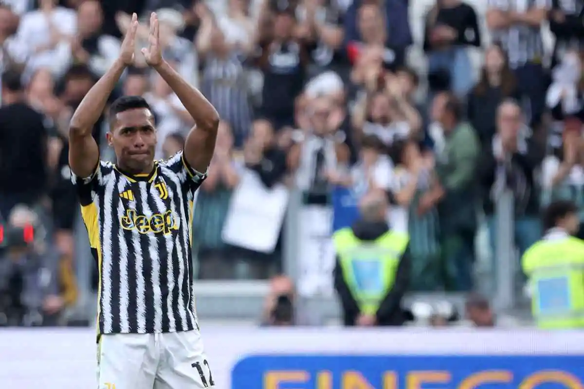 Alex Sandro dice addio ai tifosi della Juve