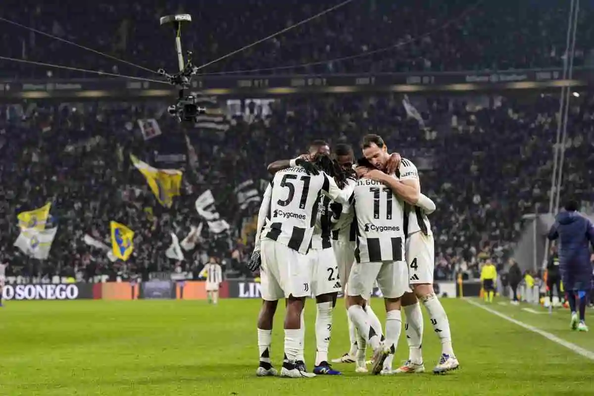 Giocatori Juve abbracciati