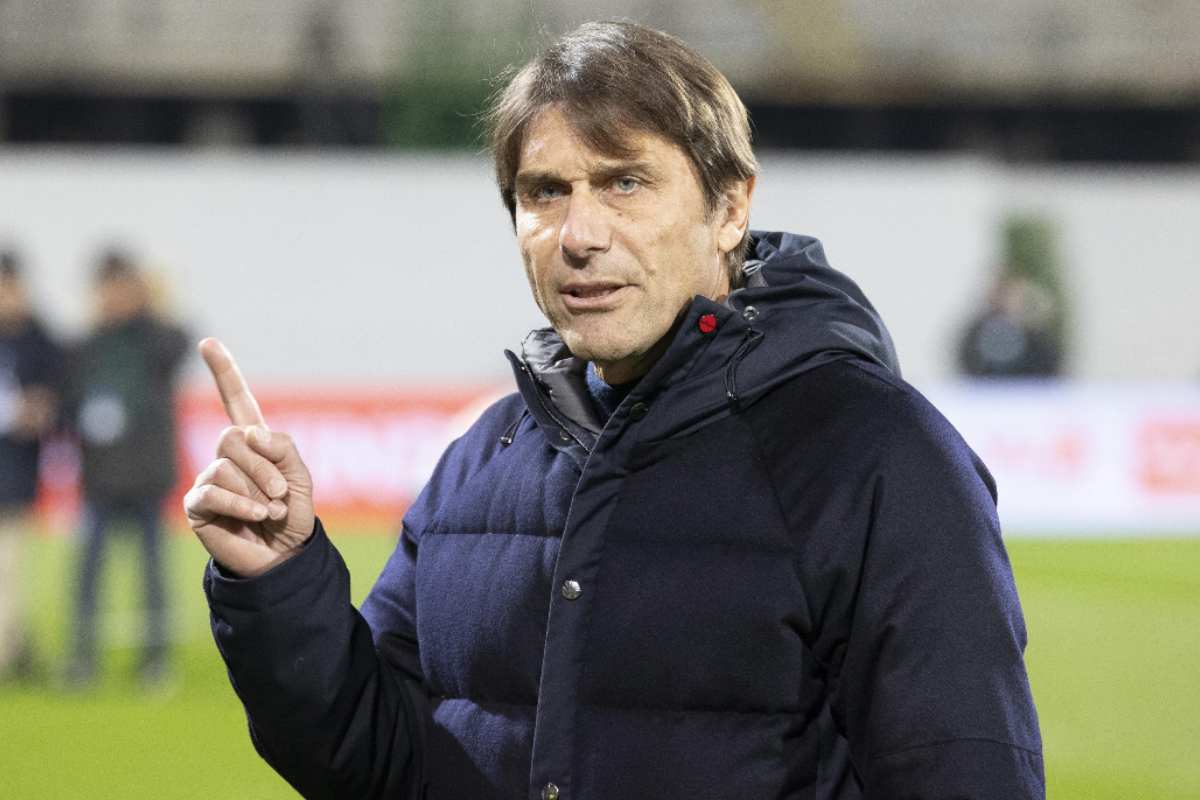 Antonio Conte indica con un dito