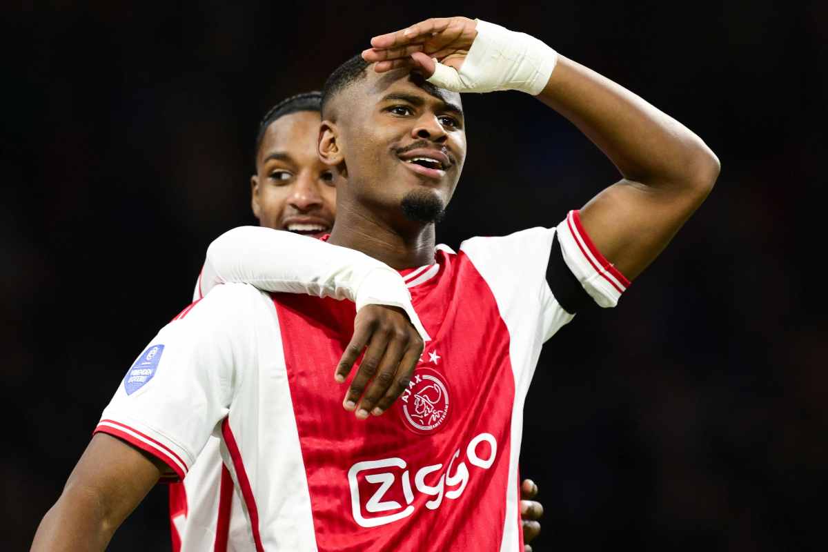 Jorrel Hato esulta con l'Ajax