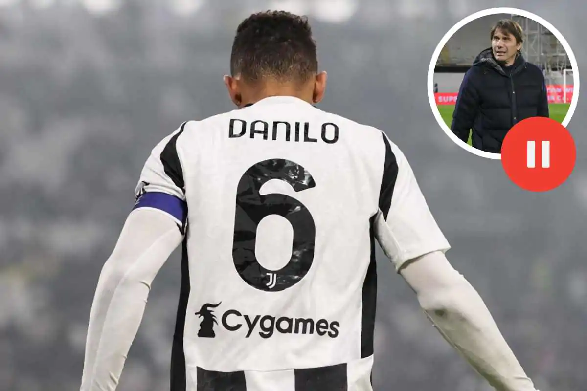 Danilo di schiena in maglia Juventus e Conte che osserva