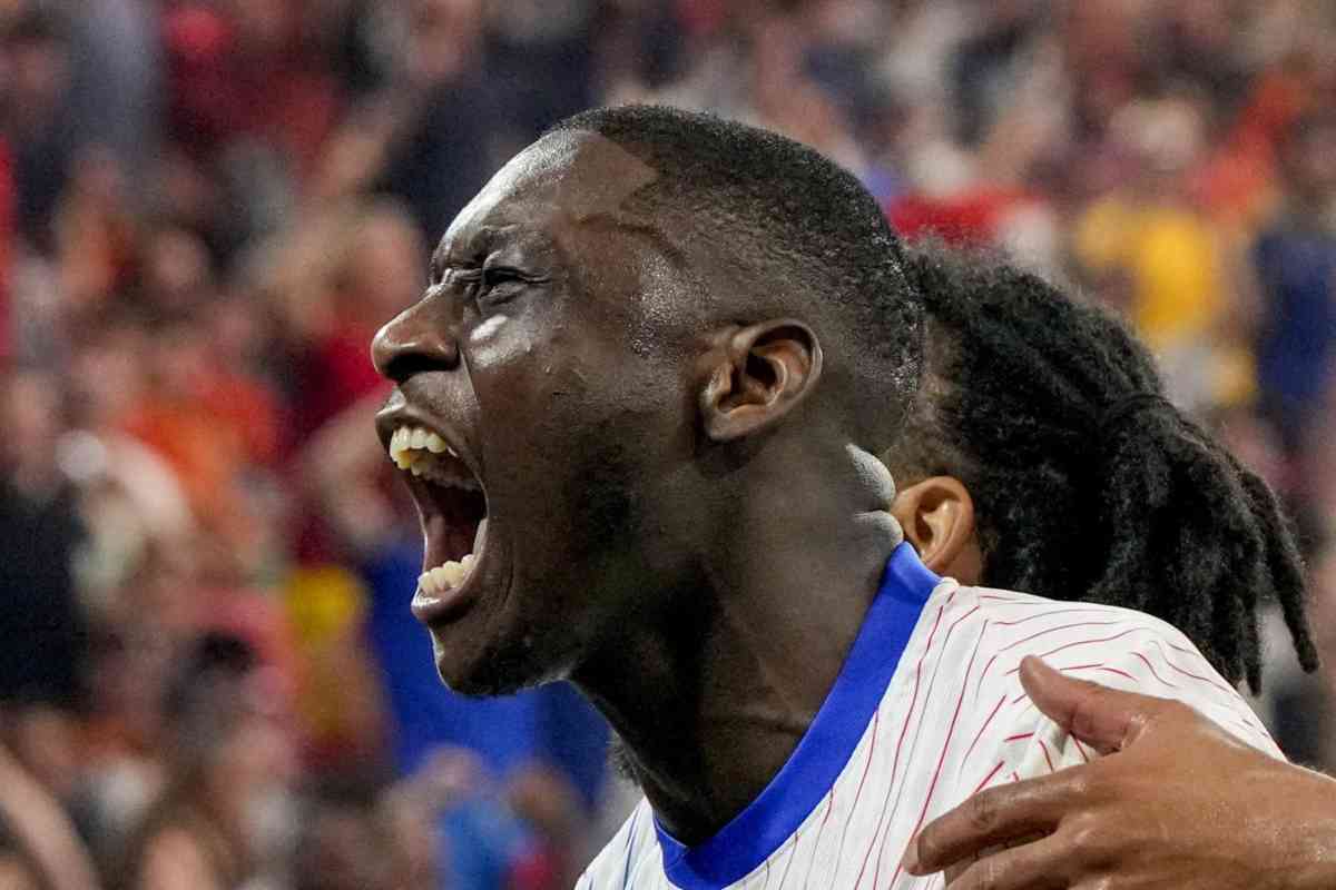 Kolo Muani esulta con la maglia della Francia