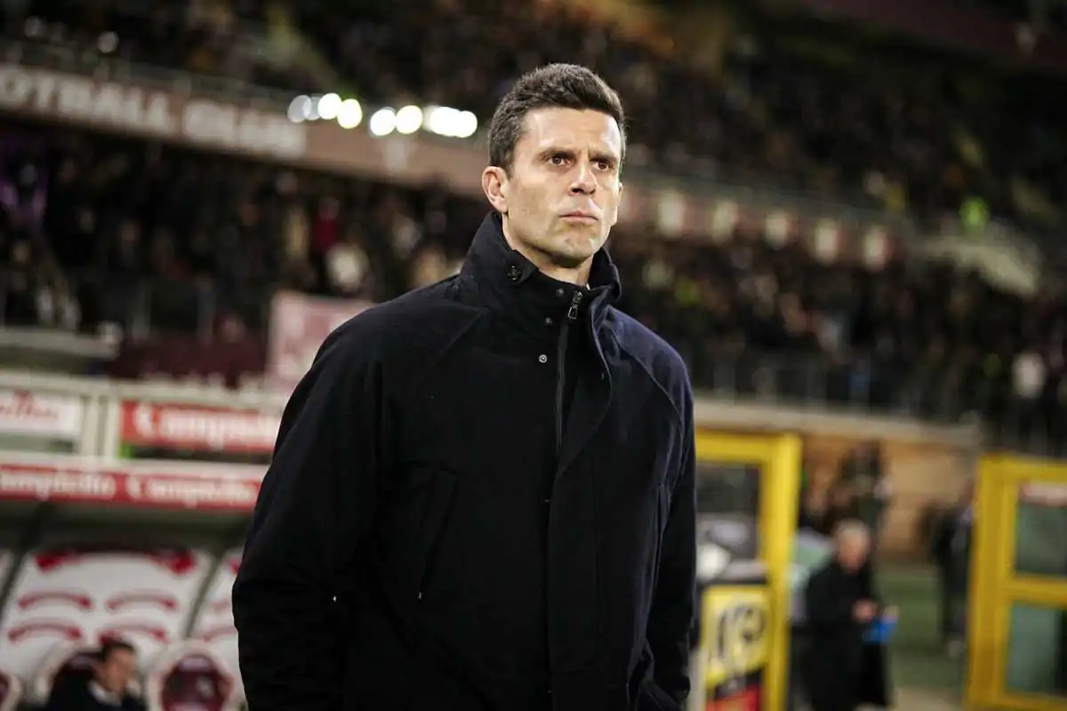 Thiago Motta in abiti borghesi con le mani in tasca