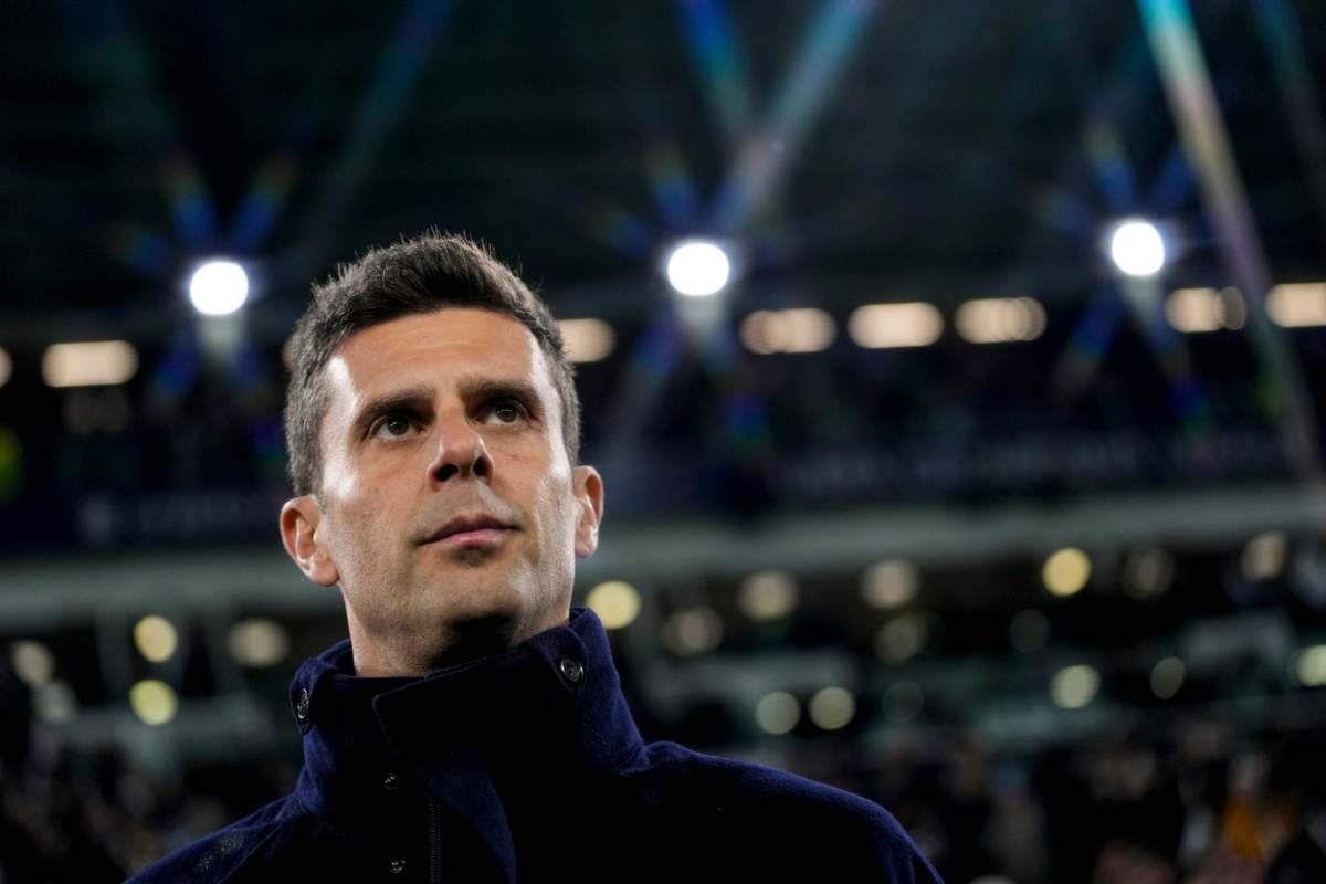 Thiago Motta osserva in panchina