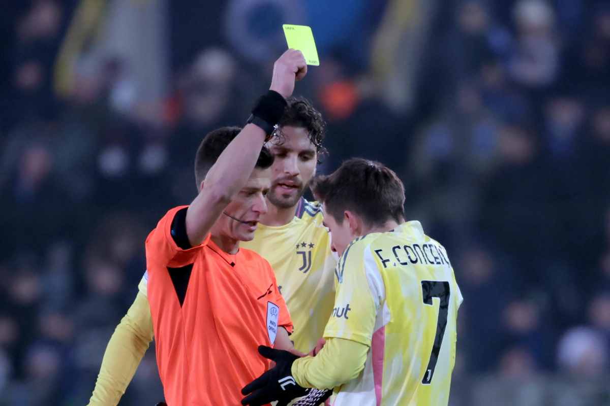 Arbitro ammonisce un giocatore della Juventus