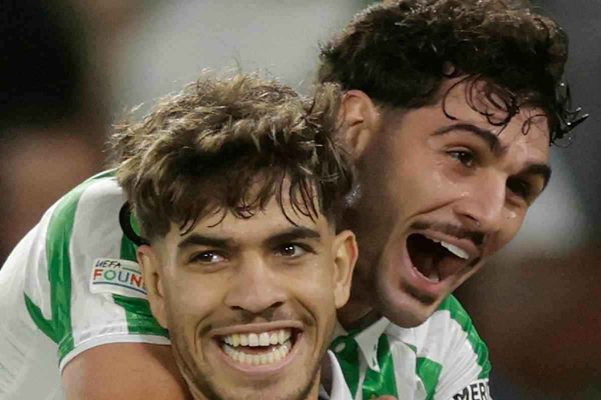 Cardoso esulta con un compagno al Betis